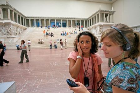 Berlin: Museumsinsel, Touristinnen im Pergamonmuseum