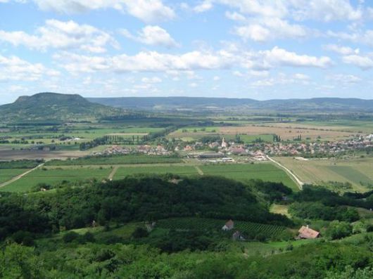Gyulakeszi, a szépséges Csobánc lábánál Gyulakeszi, a szépséges Csobánc lábánál