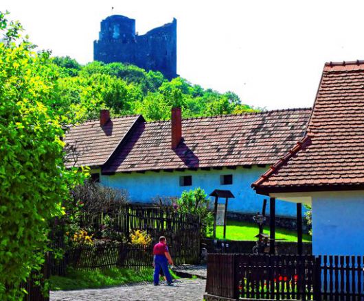 Palóc népi motívumok a hollókői új hotelban Palóc népi motívumok a hollókői új hotelban