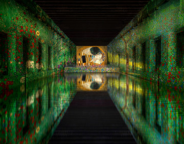 Klimt csókja, amint a vízben tükröződik – Világháborús bunkerben épült a világ legnagyobb digitális múzeuma