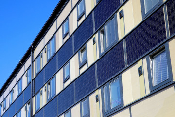Mostantól lehet napelemes rendszert szerelni a bécsi önkormányzati lakások balkonjára